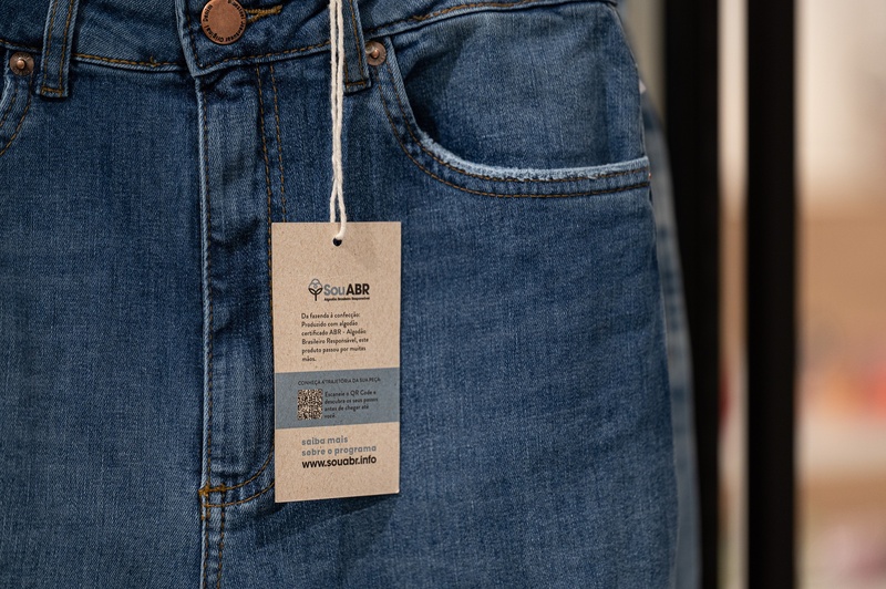 Primeiras calças jeans 100% rastreadas por blockchain no Brasil são lançadas por Renner e Youcom